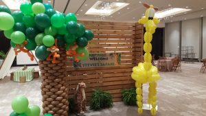 Brick Weave Balloon Tree with Organic Balloon Canopy and Giraffe Balloon Decor