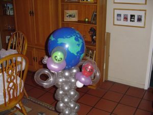 Aliens invading the earth balloon decor